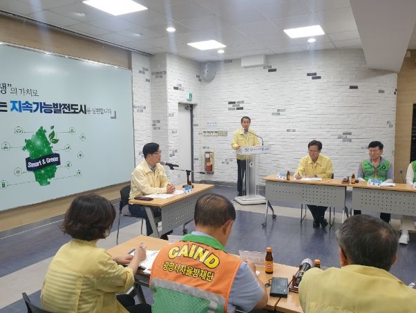광명시는 9일 오후 시청 중회의실에서 제6호 태풍 ‘카눈’ 북상에 대비해 김규식 광명시 부시장 주재로 각 동장 및 방재단 대표 회의를 개최했다.
