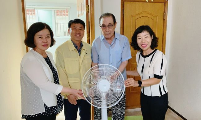 시흥시는 지난 9일 관내 19개 동 독거노인 221가구에 직접 선풍기를 지급했다.