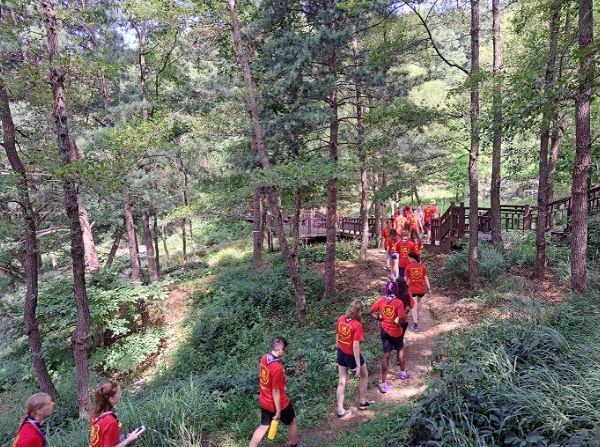 새만금 세계잼버리대회에 참여했던 영국스카우트 대표단이 8일과 9일 파주 율곡수목원에 방문했다. 기존에 10일까지 총 3일 방문 예정이었으나 태풍으로 취소되어 이틀간 800여 명이 수목원을 둘러봤다.