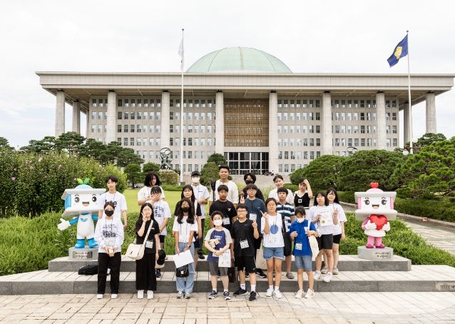 안산시의회가 운영 중인 ‘안산청소년의회’의 청소년의원들이 9일 민주적 의사결정 과정과 국회에 대한 이해를 넓히기 위해 국회를 견학했다.
