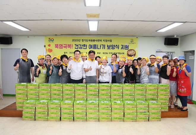 조용익 부천시장은 9일 찾아가는 열린시장실 ‘현답부천’의 일환으로 대산동 지역사회보장협의체와 함께 저소득 취약계층 100가구에 삼계탕을 전달하는 봉사활동을 펼쳤다.