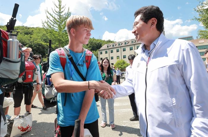 이상일 용인특례시장이 지난 8일 잼버리 대원의 임시숙소인 명지대를 찾아 대원들과 인사를 나누고 있다