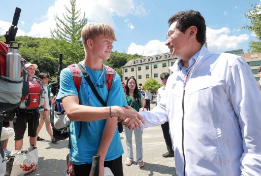 이상일 용인특례시장이 지난 8일 잼버리 대원의 임시숙소인 명지대를 찾아 대원들과 인사를 나누고 있다