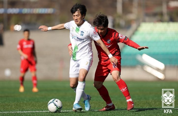 지난 3월 열린 양평FC와의 K3리그 경기에서 목포 박선용이 상대 선수를 등지고 볼을 지켜내고 있다.