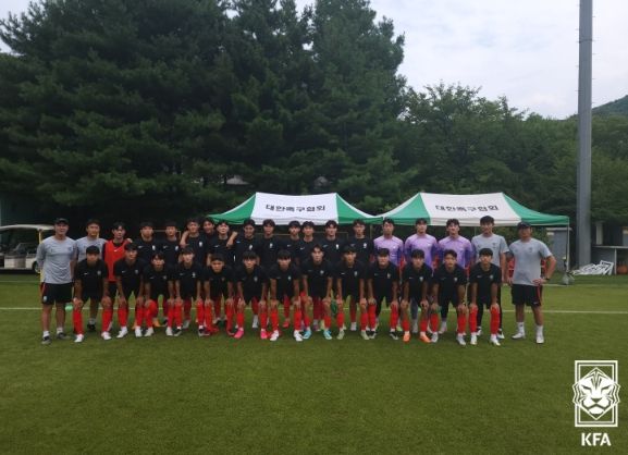 2023 SBS컵 국제유소년축구대회를 앞두고 파주NFC에 훈련 중인 남자 U-18 대표팀이 기념촬영을 하고 있다.