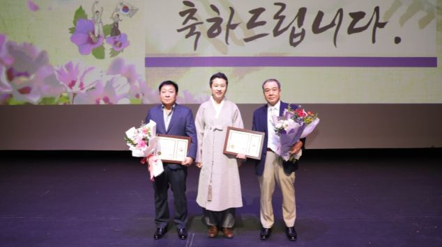 안산시의회가 15일 광복절을 맞아 제78주년 광복절 경축식에서 유공자에게 표창을 실시했다. 사진 왼쪽부터 최영훈 수상자, 송바우나 의장, 조한구 수상자의 모습