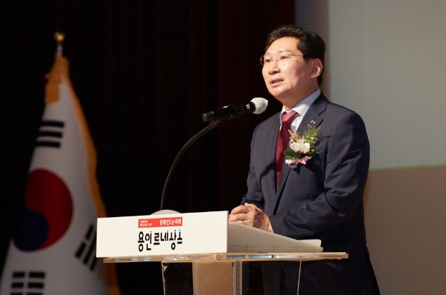 이상일 용인특례시장이 15일 시청 에이스홀에서 열린 '제78주년 광복절 경축식'에서 축사를 하고 있다.