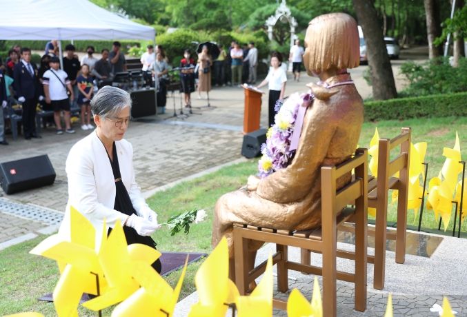소녀상에 헌화하는 송미희 의장
