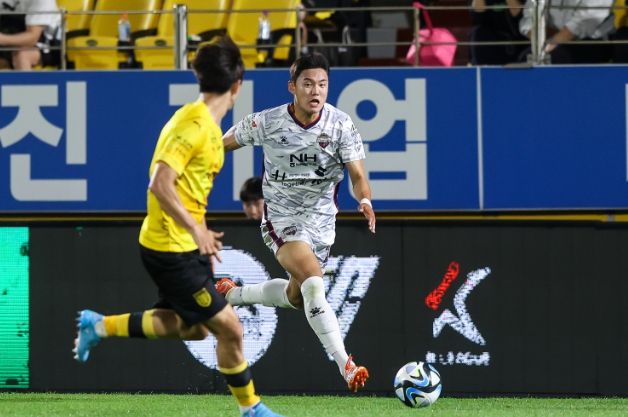 김천상무프로축구단이 8월 20일 오후 7시, 광양축구전용구장에서 전남드래곤즈와 ‘하나원큐 K리그2 2023’ 27R 원정 경기를 치른다. 김천은 7월 19일 K리그2 선두 도약 후 계속해서 1위 자리를 굳건히 지키고 있다. 최근 연달아 승점을 쌓으며 2위 부산과 승점 4점 차이를 유지 중이다. 선두 수성을 향해 김천은 전남 원정에서 반드시 승점 3점을 가져온다는 각오다.