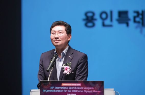 한국체육학회가 17일 용인대학교에서 주최한 국제학술대회에서 이상일 용인특례시장이 영어로 축사를 하고 있다.