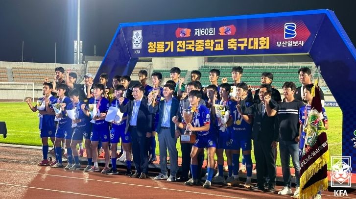 경남보물섬남해스포츠클럽U15가 청룡기 중등 축구대회에서 정상에 올랐다.<br>
