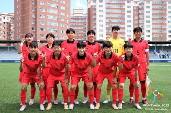 홍콩 여자 U-18 대표팀과의 동아시아 청소년경기대회 1차전에 선발 출전한 한국 여자 U-18 대표팀 11명의 모습.