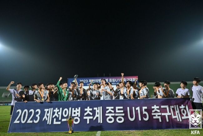 우승 후 기뻐하는 경기조안KJ U15 선수단.