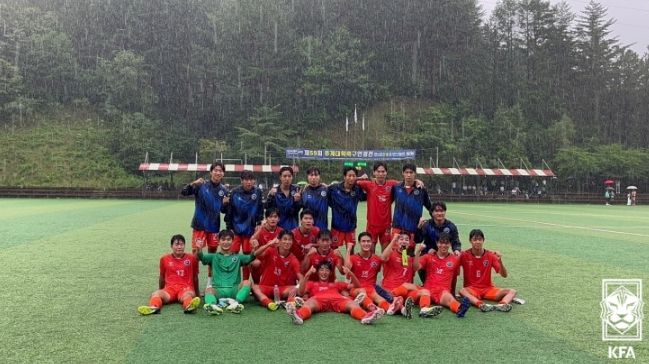 추계대학축구연맹전 백두대간기 준결승전에서 서울강서대를 꺾은 제주국제대 선수단이 기쁨을 만끽하고 있다.
