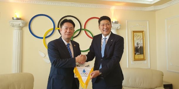 이동섭 국기원장이 바투쉬그 바트볼드 몽골올림픽위원장과 상호 협력을 약속하는 굳은 악수를 나누고 있다.