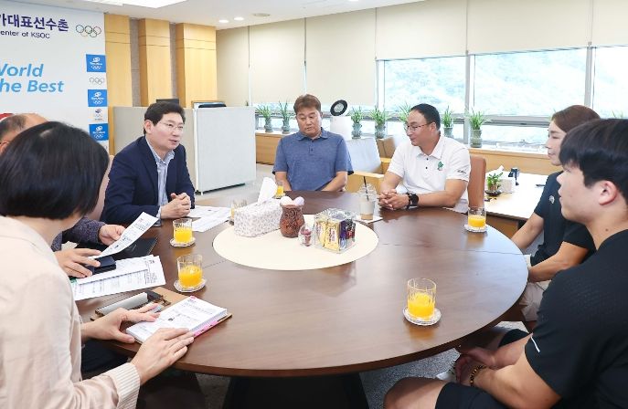 이상일 용인특례시장이 28일 진천 국가대표 선수촌을 방문해 대화를 나누고 있다.