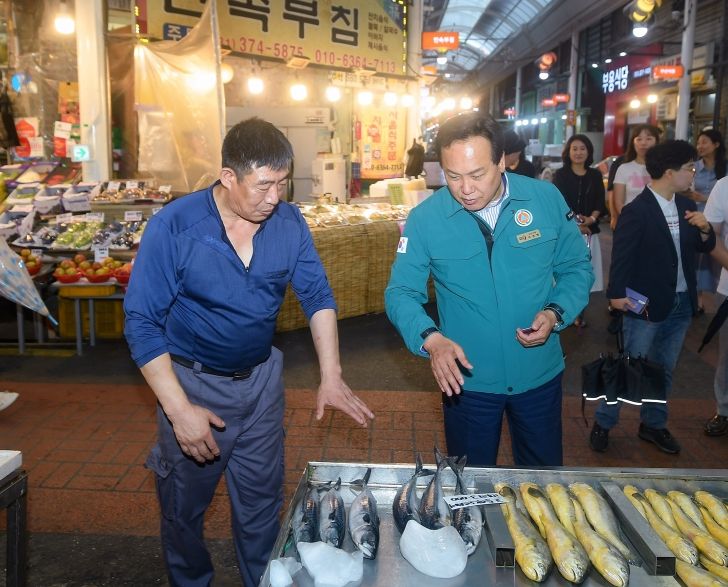 이권재 오산시장이 지난 29일 오색시장을 방문, 우리 수산물의 안전성을 확인하고 안전이 보장된 수산물에 대한 시민들의 소비 촉진도 독려했다.