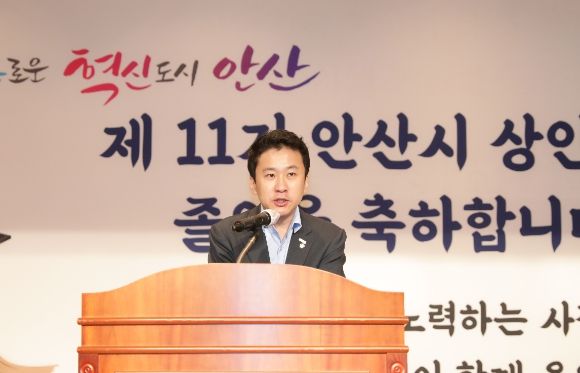 안산시의회 송바우나 의장이 31일 안산평생학습관 대강당에서 열린 ‘제11기 소상공인 상인대학 졸업식’에서 축사를 하고 있는 모습.