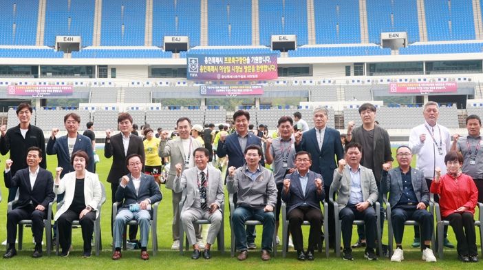 이상일 용인특례시장(앞줄 가운데)이 3일 용인미르스타디움 주경기장에서 열린 용인특례시장기 축구대회 개막식에서 내빈들과 기념촬영을 하고 있다.