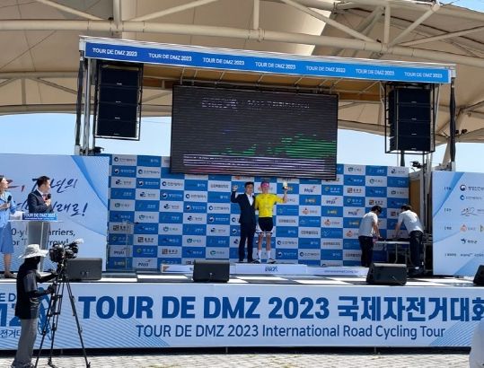 지난 1일 김포 아라마리나 문화광장에서 열린 ‘Tour De DMZ 2023 국제 자전거대회 1구간 시상식. 엄진섭 부시장이 시상자로 나섰다.