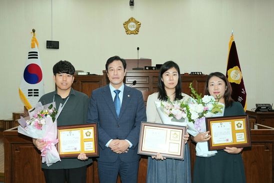 하남시의회 강성삼 의장이 5일 시민의 편익 증진에 기여한 ‘2023년 3분기 우수공무원’들과 기념사진을 찍고 있다. (사진_하남시의회 제공)