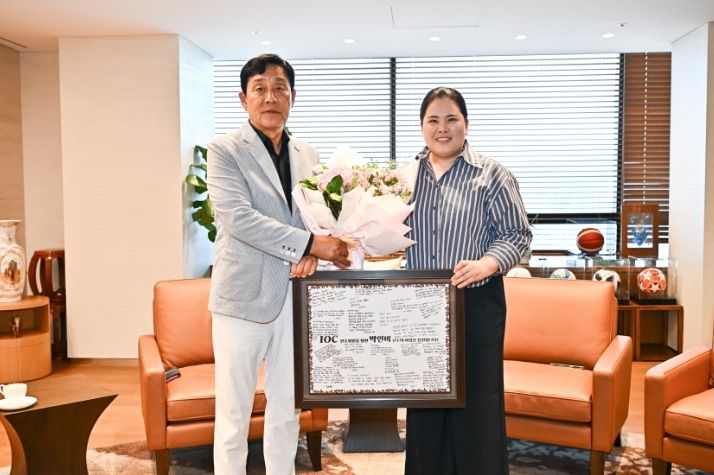 KLPGA 김정태 회장, IOC 선수위원 도전하는 박인비 직접 만나 격려