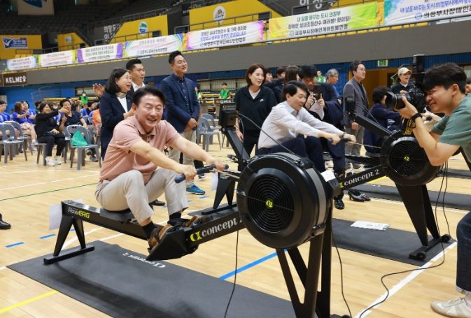지난 2일 토요일 의정부체육관에서 ‘제11회 의정부시장배장애인생활체육 실내조정대회’를 개최했다. 의정부시장애인체육회장을 겸하고 있는 김동근 의정부시장이 종목 체험을 하고 있다.