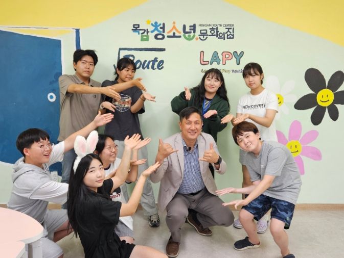 시흥시 목감청소년문화의집이 지난 6일 청소년마을방송 ‘엠엠씨특급’을 ‘흥텐TV’ 유튜브 채널에서 공개했다. 이번 인터뷰 영상은 목감청소년문화의집 소속 청소년미디어제작단 ‘MMC’ 청소년들이 이건섭 시흥시의회 의원을 초대해 이뤄졌다.