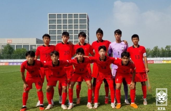 중국과의 조별리그 경기에 선발 출전한 남자 U-15 퓨처팀 11명의 모습.