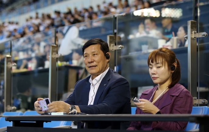시각장애인 중계 음성 지원 서비스를 이용하는 김예지 국회의원과 허구연 총재