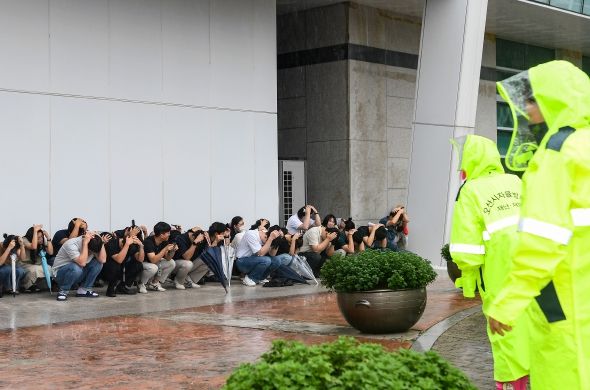 오산시가 지난 20일 시청 광장에서 대규모 지진 발생 시 재난 대응 능력 향상을 위한 지진 대피훈련과 재난안전대책본부 가동 훈련을 실시했다.