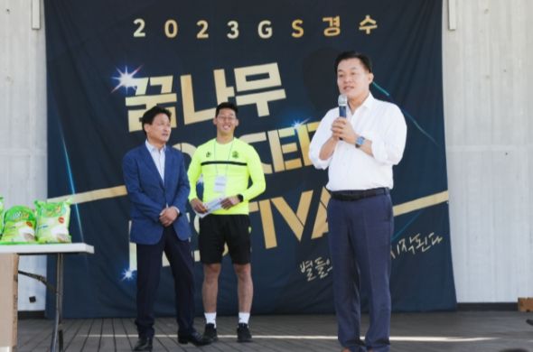 이재준 수원시장이 대회 시작에 앞서 인사말을 하고 있다. 왼쪽 끝은 김영진(수원시병) 의원.