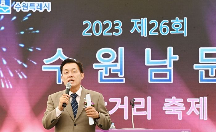 이재준 수원특례시장이 제26회 수원남문시장 거리축제에서 축사를 하고 있다.