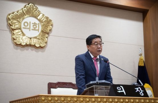 윤창철 의장이 제359회 임시회 제1차 본회의에서 ‘예비타당성조사 기준 완화를 위한 국가재정법 개정 촉구 건의안’을 대표 발의하고 있다.