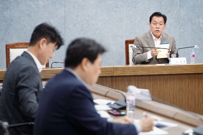 11일 오전 수원시청 상황실에서 이재준 수원특례시장이 ‘수원시 전세사기 피해예방 긴급대책회의’를 주재하고 있다