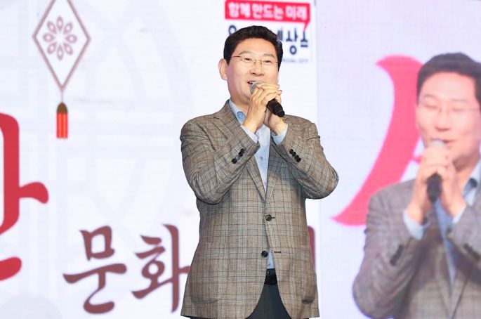 이상일 용인특례시장이 14일 동백호수공원에서 열린 제4회 석성산 문화축제에서 인사말을 하고 있다