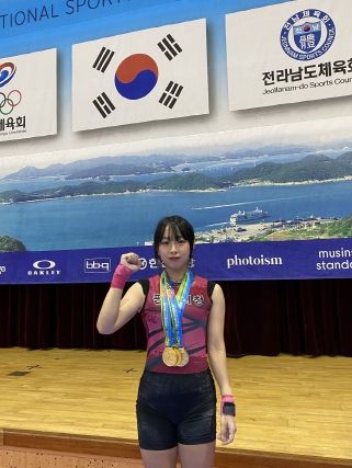 평택시는 평택시청 직장운동경기부 역도팀의 신재경 선수가 지난 16일 전국체육대회 3관왕을 차지해 이 대회 3회 연속 3관왕이라는 진기록을 세웠다.