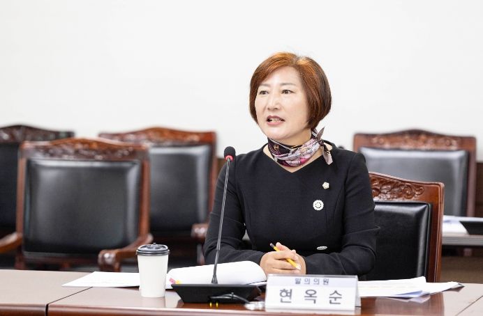 현옥순 의원이 지난 10월 18일 제285회 임시회 문화복지위원회에서 ‘안산시 자립준비청년 등의 자립지원에 관한 조례안’에 대해 제안설명을 하고 있다.