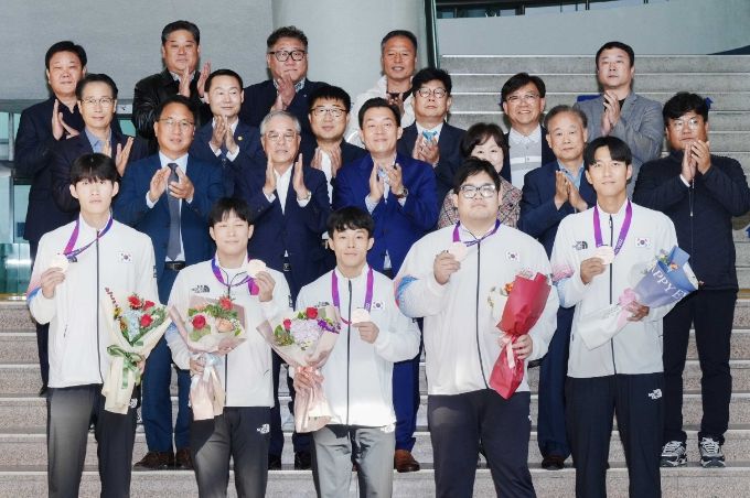 메달 봉납식 참석자들이 기념사진을 촬영하고 있다.