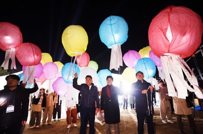 여주시와 여주세종문화관광재단이 지난 20일부터 22일까지 신륵사관광지 일원에서 주최·주관한 ‘2023 여주오곡나루축제’에 행사기간 동안 27만 명의 방문객이 찾아 인산인해를 이뤄 축제의 열기를 더했다.