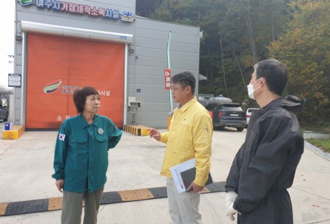 조정아 부시장이 관내 거점소독시설을 점검하고 있다.