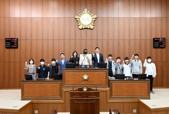의회 교실에 참여한 발곡중학교 학생들과 김연균, 김현주, 김지호 의원이 기념촬영을 하고 있다.