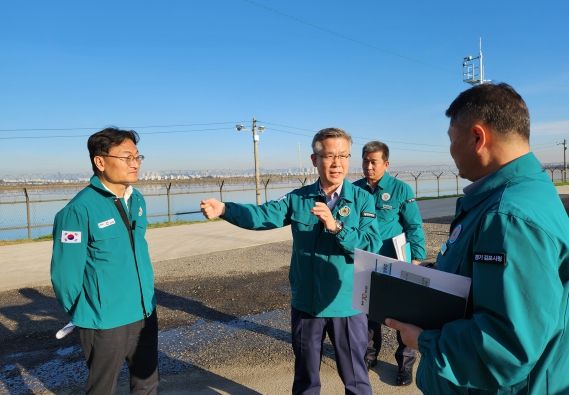 엄진섭 부시장(사진 왼쪽)과 행정안전부 진명기 사회재난실장(사진 가운데)이 가축전염병 현장 방역 능력 강화를 위해 거점소독시설을 점검했다.