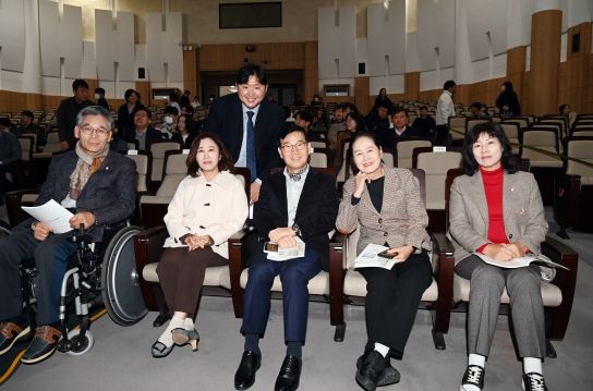 좌로부터 이용운 의원, 김경희 의장, 전성균 의원, 이해남 교육복지위원장, 김미영 교육복지부위원장, 명미정 의원