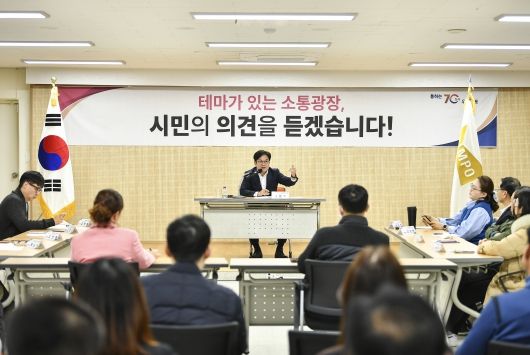 김병수 김포시장이 21일 사우동 행정복지센터에서 서울편입에 대한 설명을 진행하고 있다.