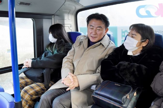 김동근 의정부시장이 11월 22일 시민들의 출근길 불편사항을 확인하기 위해 시내버스 1-8번 노선의 고산지구 정류소 탑승 현장을 긴급 점검했다.