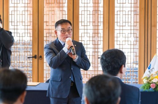 윤원균 용인특례시의회 의장이 인사말을 전하고 있다.