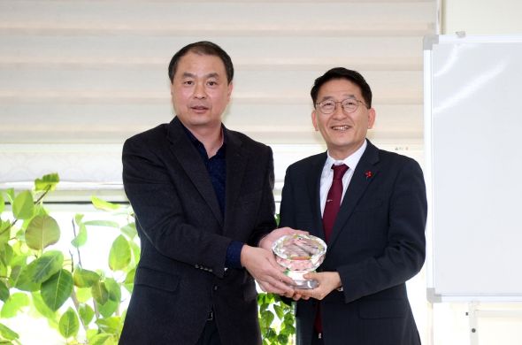 수원특례시의회 김기정 의장·정영모 복지안전위원장, 조원시장상인회로부터 감사패 수상