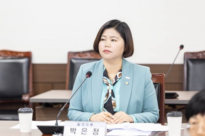 박은정 의원이 지난 11월 23일 열린 제286회 제2차 정례회 문화복지위원회에서 자신이 대표 발의한 ‘안산시 마약류 및 유해약물의 오남용 예방에 관한 조례안’에 관한 동료 의원의 질의를 청취하고 있다.