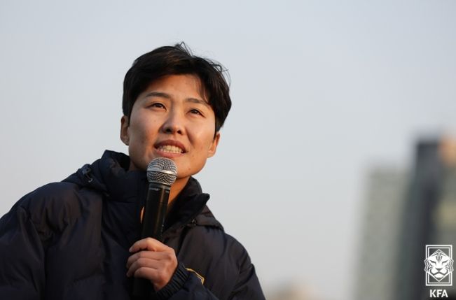 지소연이 2023 한국여자축구연맹 시상식에서 MF상과 도움상을 차지해 2관왕에 올랐다. 사진은 지난달 챔피언 결정전 1차전 후 관중인사에 나선 지소연의 모습.